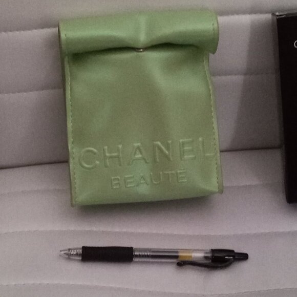 CHANEL MAKEUP TAKEAWAYS POUCH MAKEUP BAG Limited Edition NIB - Picture 7 of 11